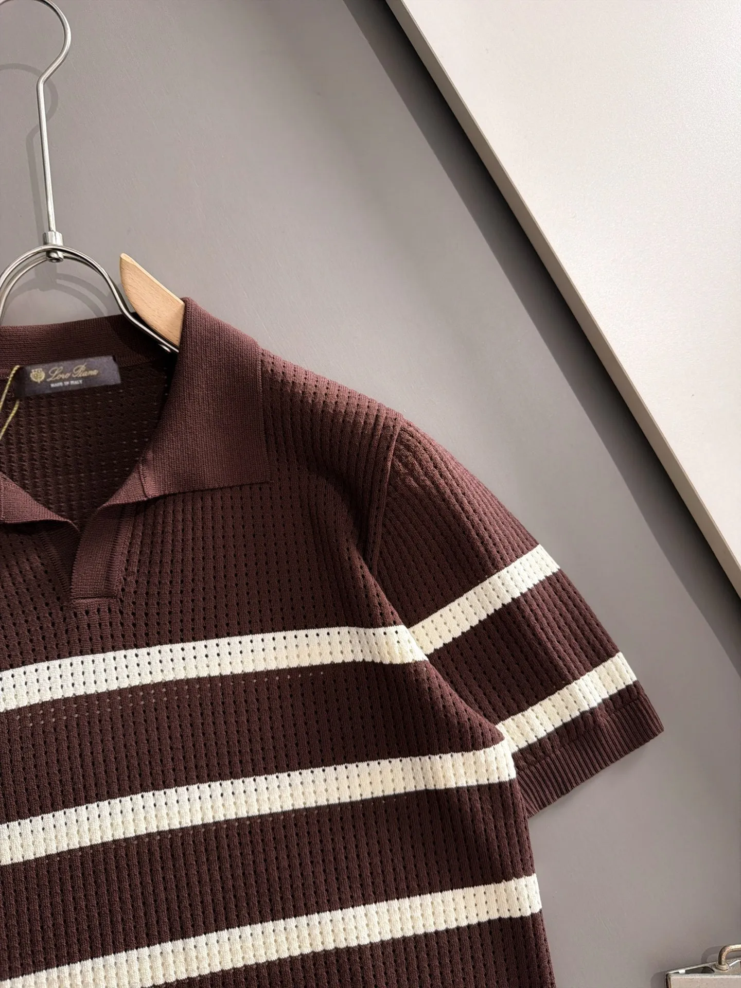 LP high quality Loro Piana 26ss New Arrival men's short-sleeved T-shirt. Made of combed cotton yarn knitted cotton fabric, no pressure when entering and exiting the counter. Exclusive control of raw materials. It feels substantial when weighed, and the upper body is more textured than ordinary T-shirts. This texture can handle the weather easily and is suitable for both hot and cold! Loose fit design, looks noble. The only correct version is available Size: M to 3XL